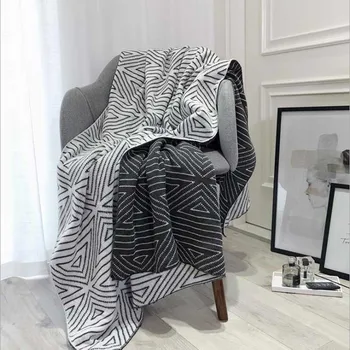 Триъгълен геометрична форма вязаное одеяло за Двустранно използване на бяла и черна купчина разтегателен каре одеяло одинарное покривки одеяло